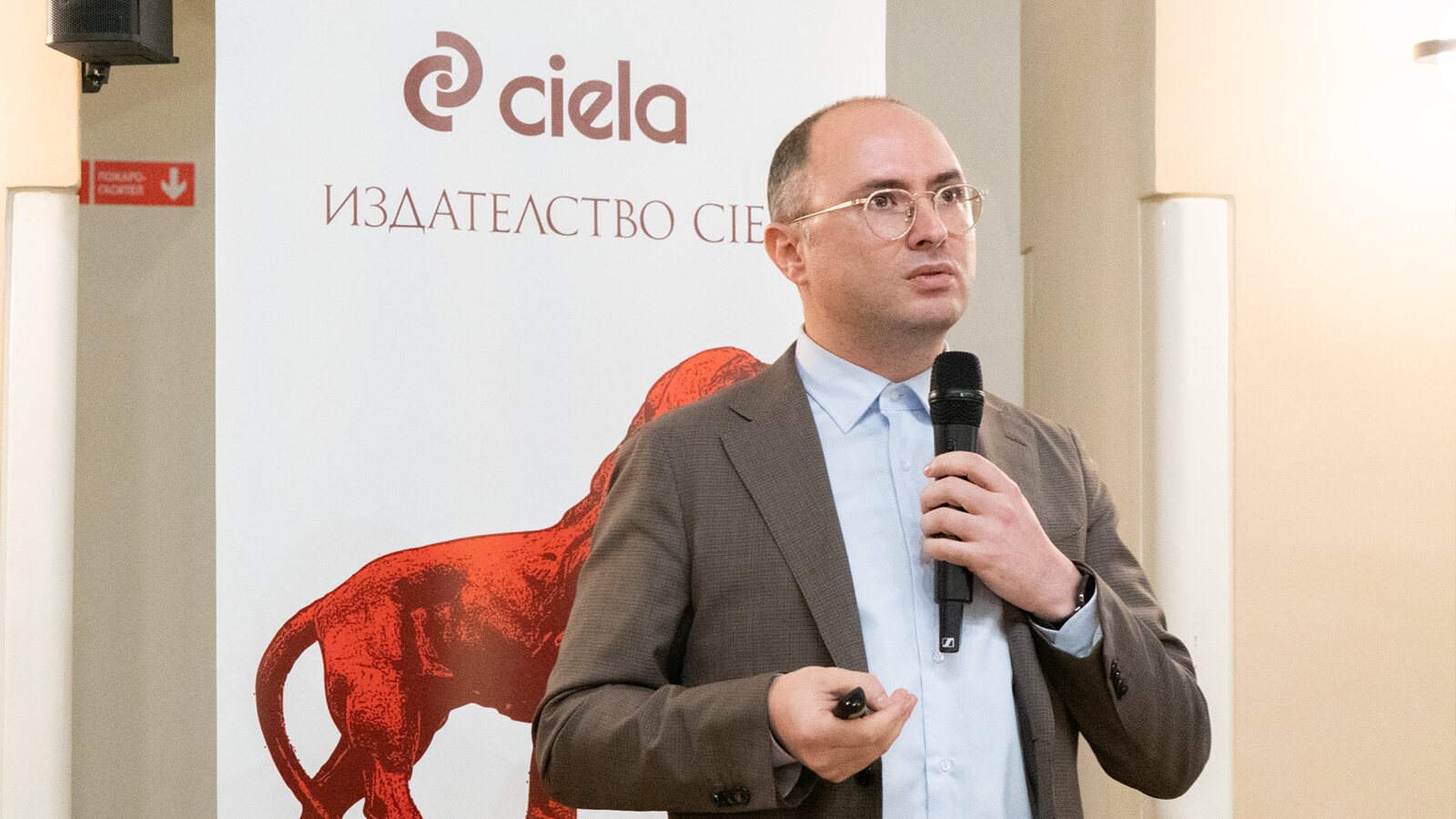 Димо Господинов представя книгата си пред публика