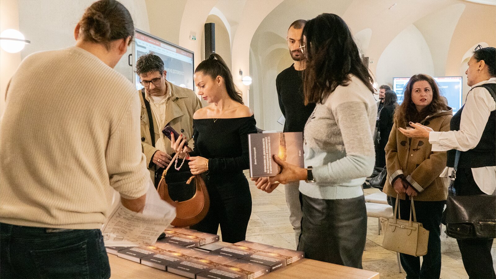 Гости разглеждат книгата на премиерата